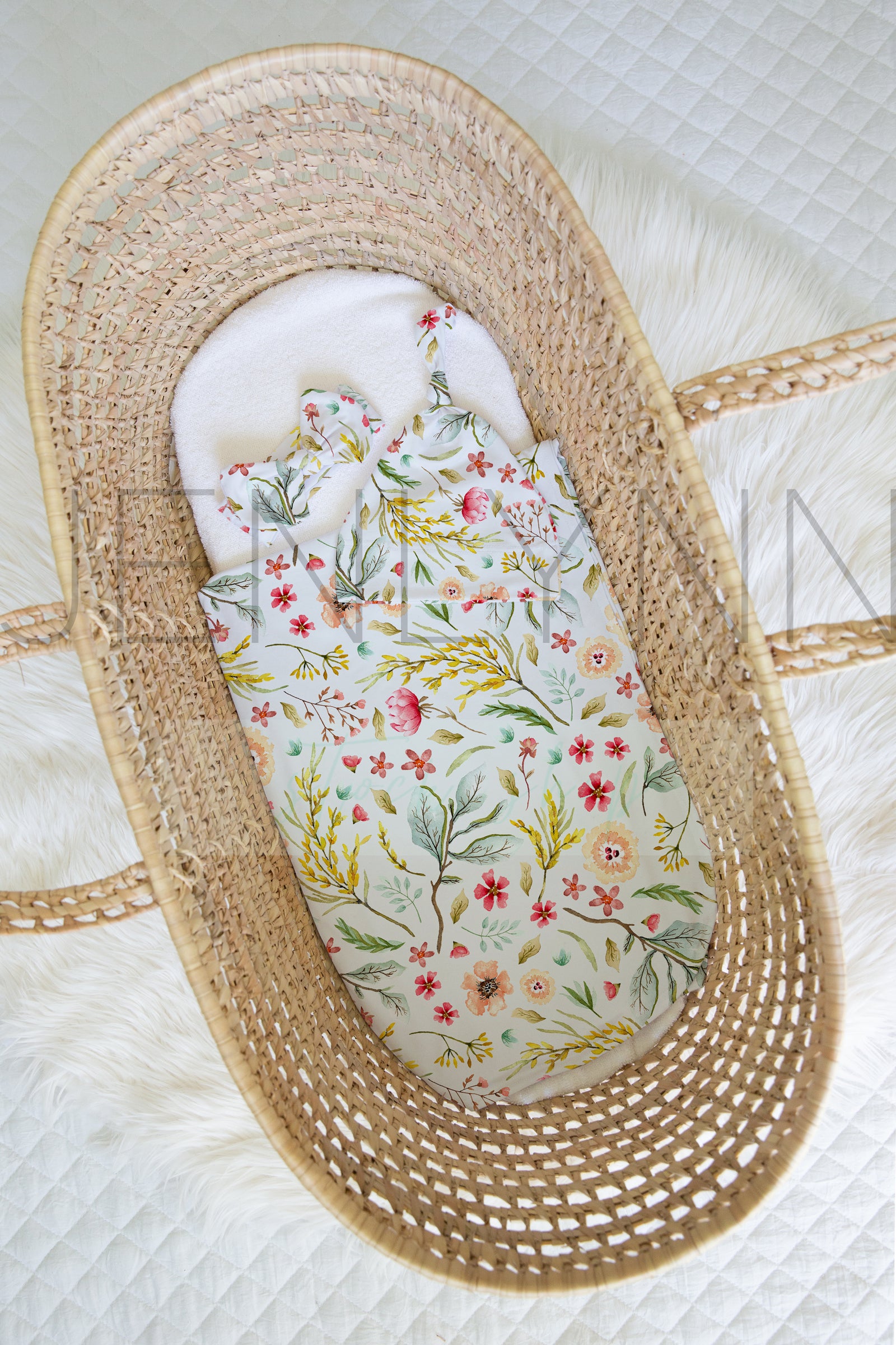 Jersey Baby Blanket, Knotted Hat and Knotted Bow Set Mockup PSD #1