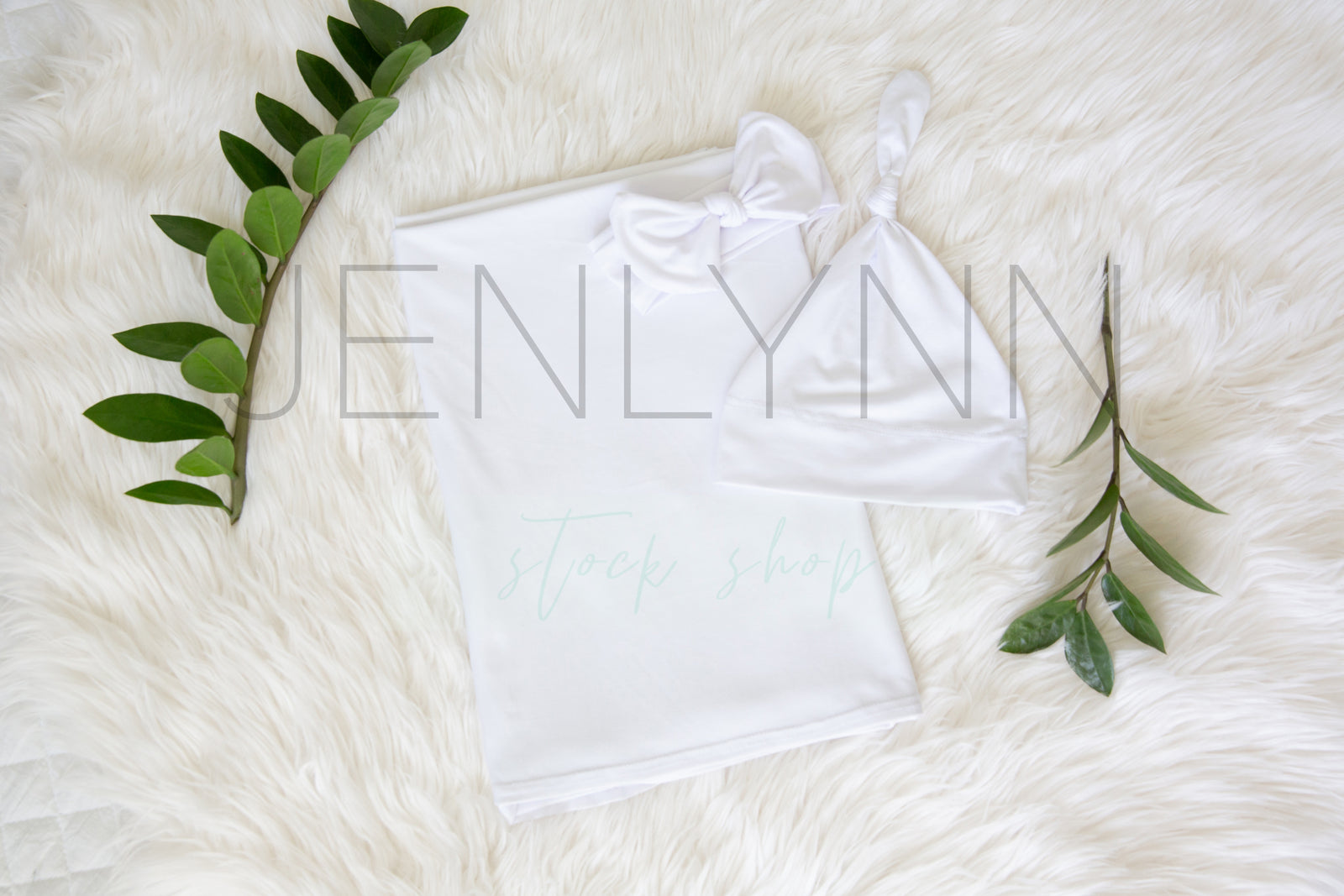 Jersey Baby Blanket, Knotted Hat and Knotted Bow Set Mockup PSD #2